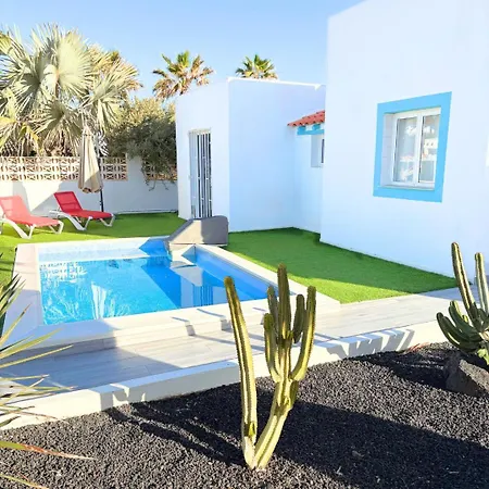 Beachfront - La Casa Del Mar Villa *